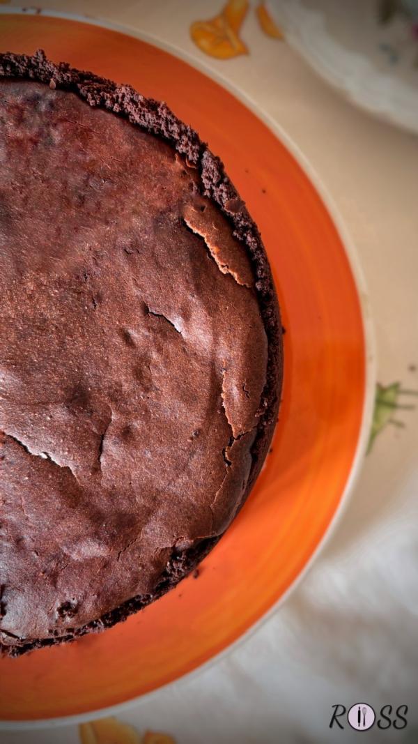 Prendi lo stampo dal frigo e versa la crema all’interno, livellandola in superficie. Cuoci per 60 minuti. 
Una volta cotta, sforna e lascia raffreddare la cheesecake nello stampo, poi trasferiscila in frigorifero per almeno 2 ore.
Puoi decorare la superficie con del cioccolato fuso o con dei ciuffi di panna montata. Io questa volta ho deciso di lasciarla nuda ed assaporarla in tutta la sua essenza.


