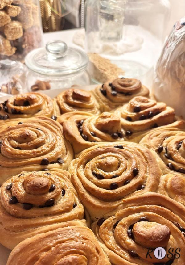 Cinnamon rolls con gocce di cioccolato